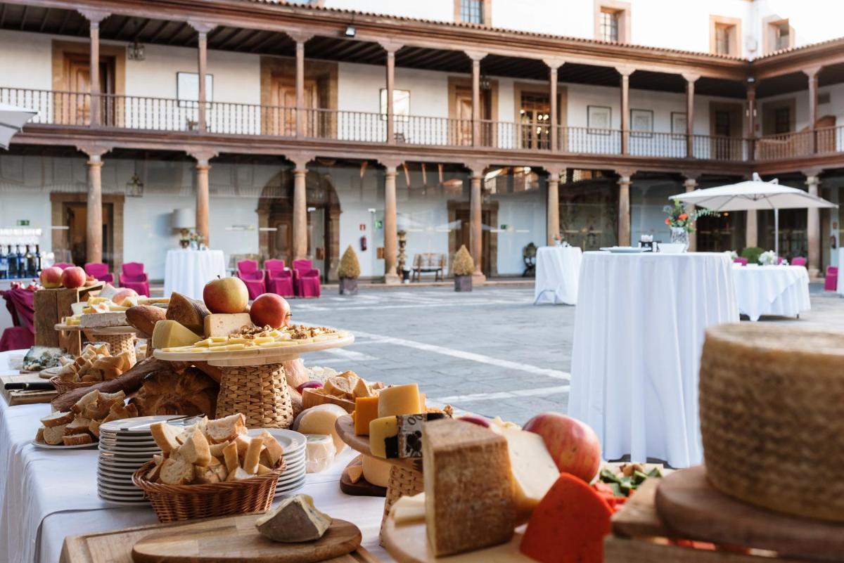 Comida en o cerca de este hotel