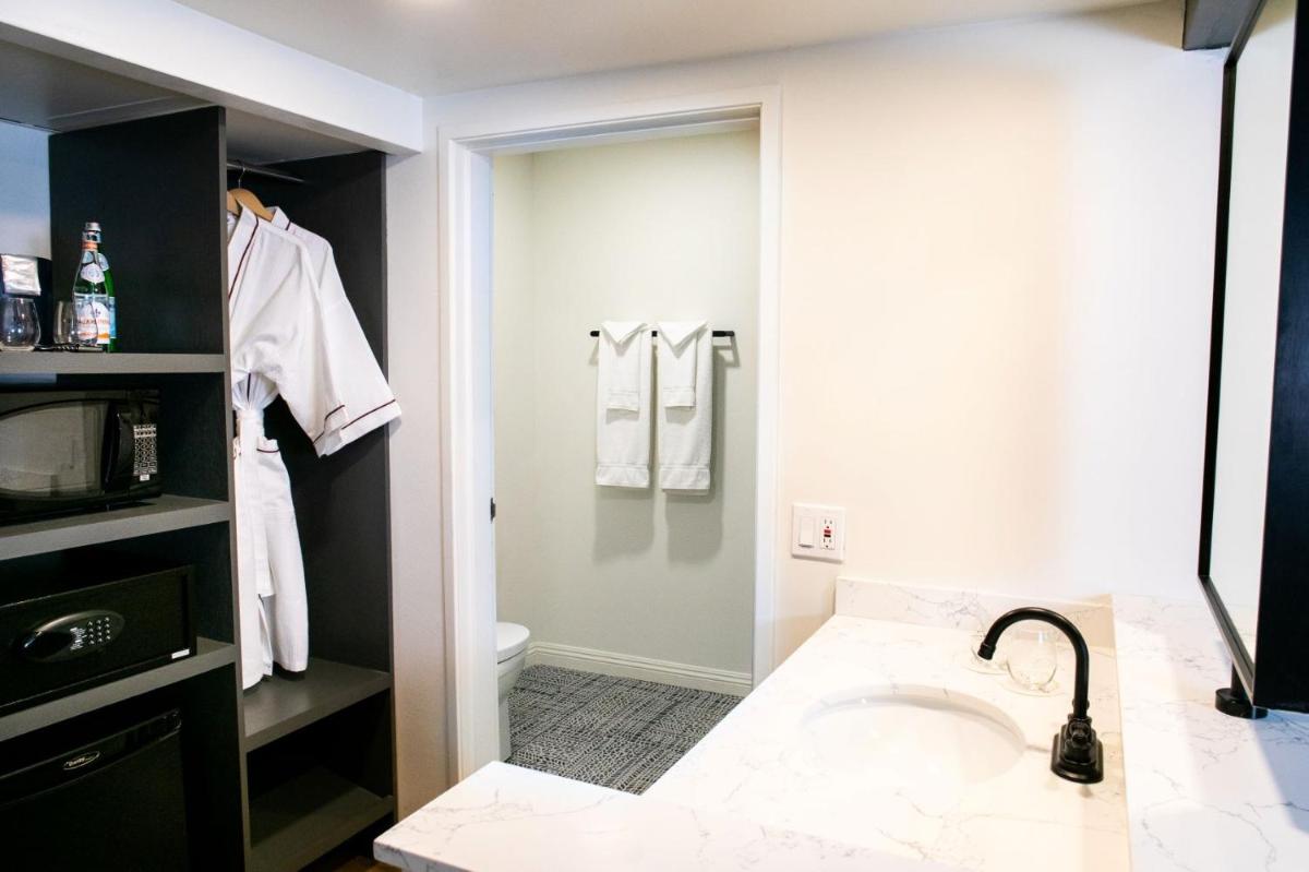 Vinland Hotel and Lounge - Housity