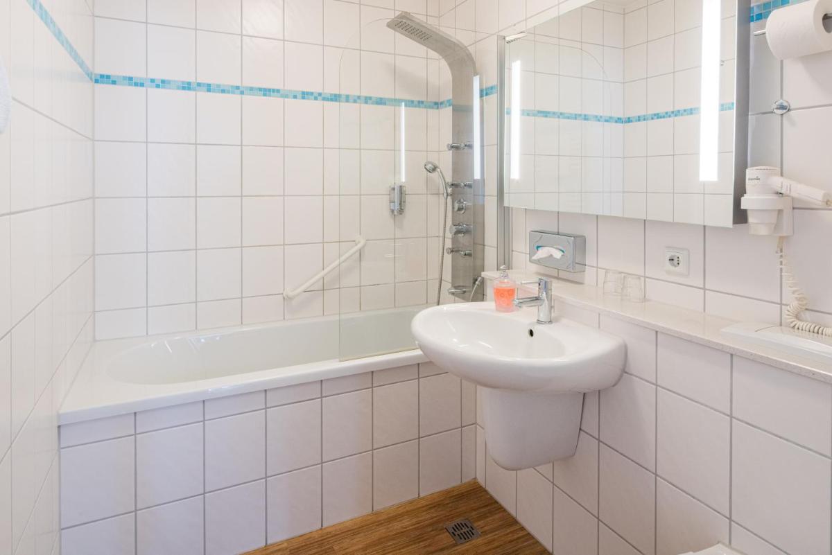 Schäfers Hotel, Self Check In, Cafe am Hotel - Housity