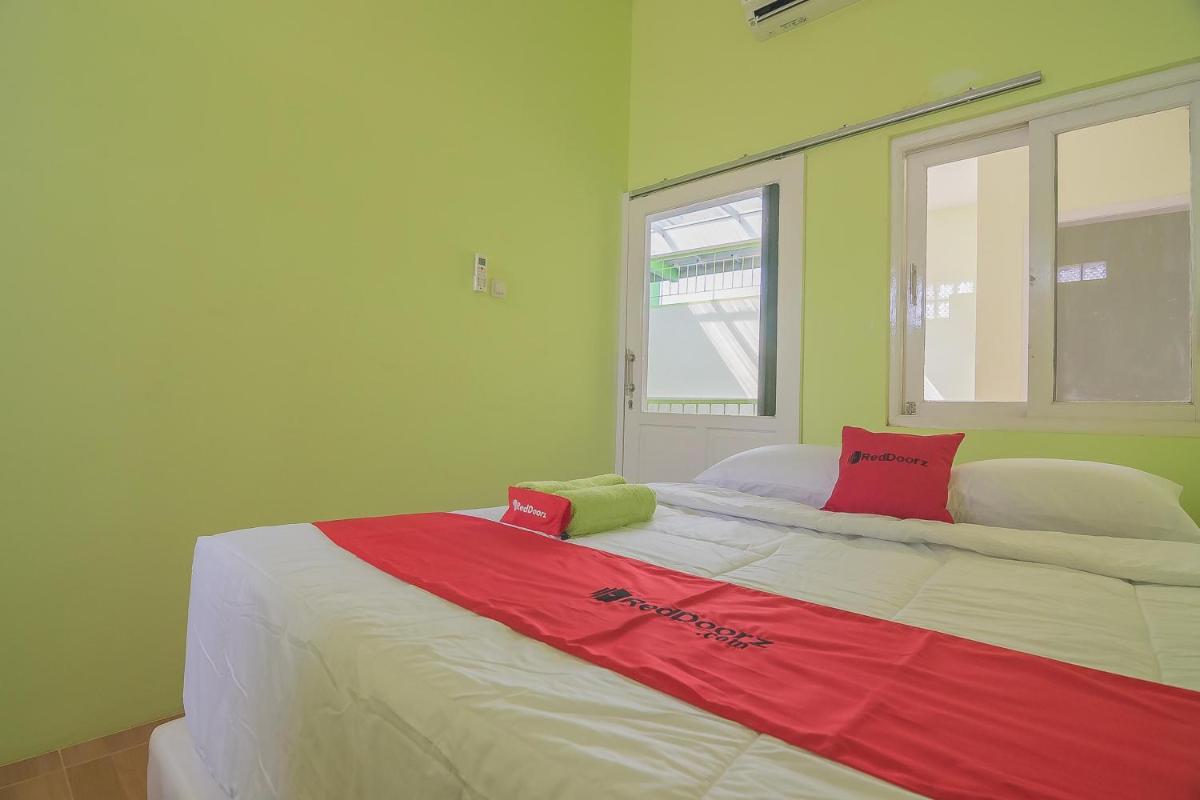 RedDoorz Syariah near Museum Wisma Karya Subang - Housity