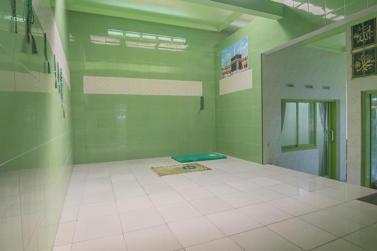 RedDoorz Syariah near Museum Wisma Karya Subang - Housity