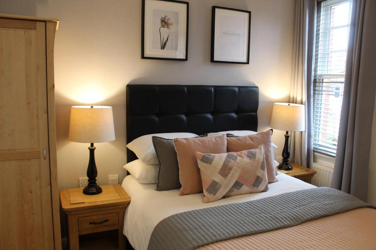 The Larches - Housity