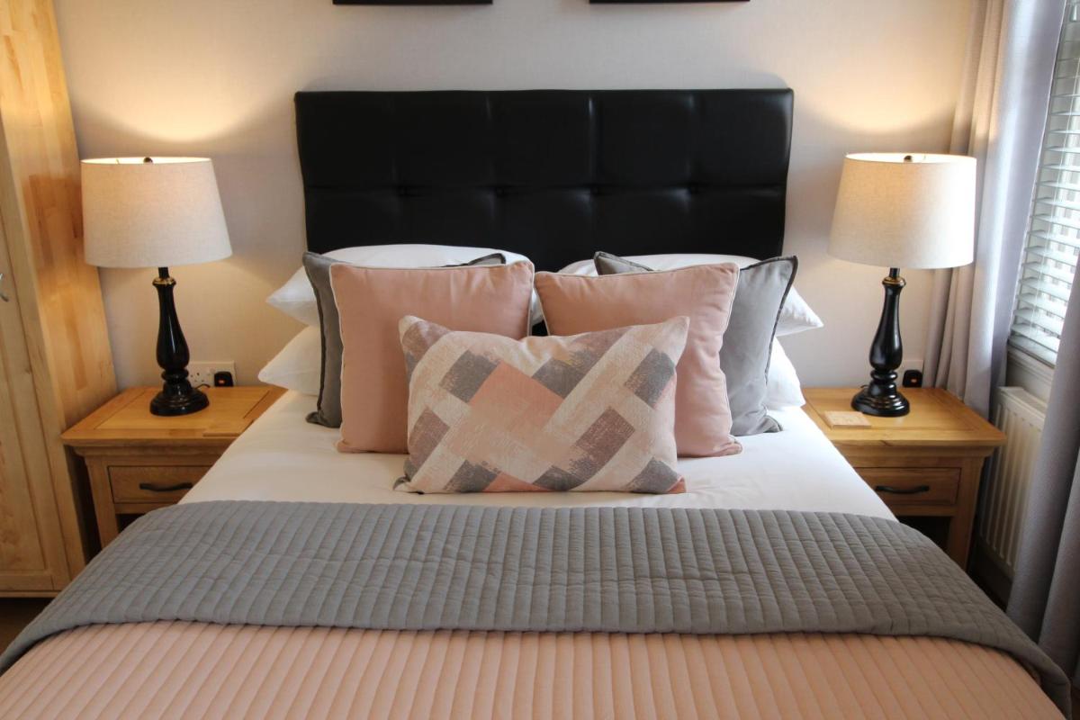 The Larches - Housity