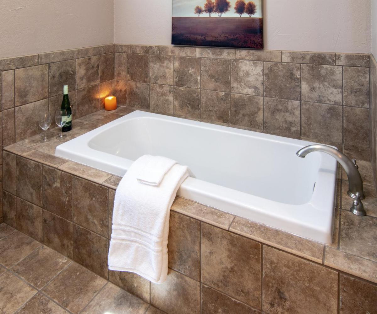 Riven Rock Ranch - Cedar Cabin - Housity