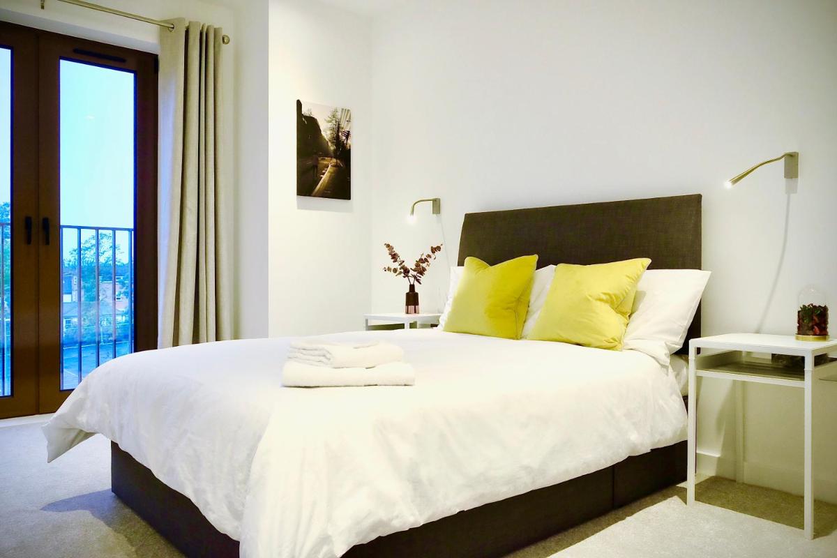 Suitetrails - St Albans 1 Bed Luxury City Apartment, 5 mins walk to Train & Allocated Parking
