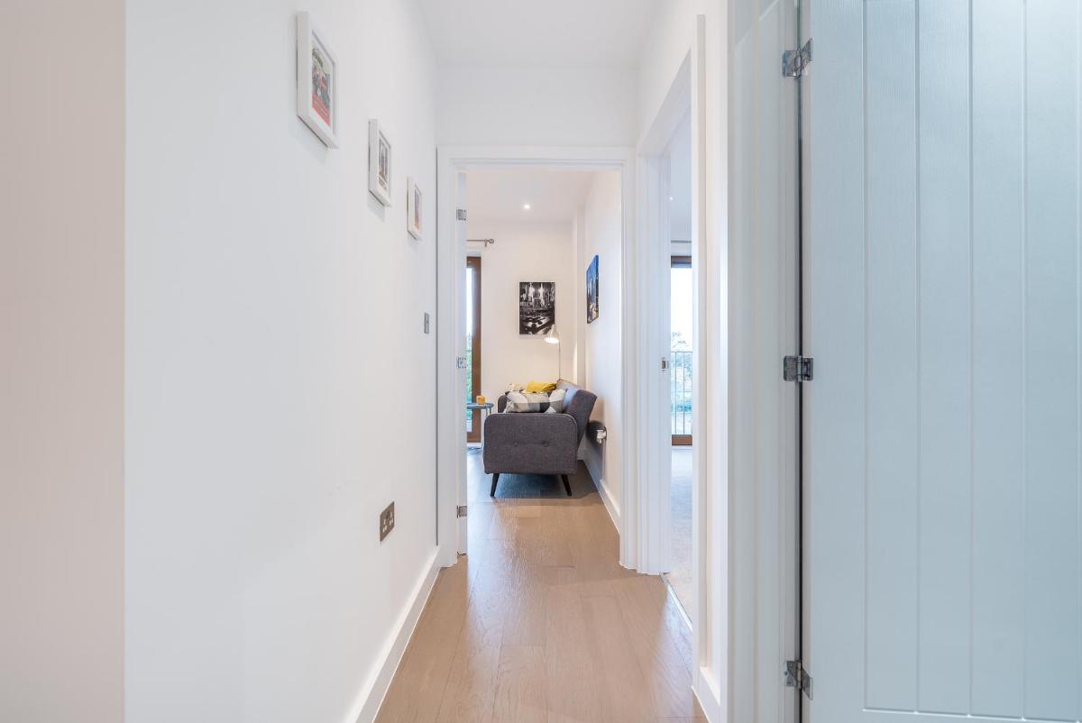 Suitetrails - St Albans 1 Bed Luxury City Apartment, 5 mins walk to Train & Allocated Parking