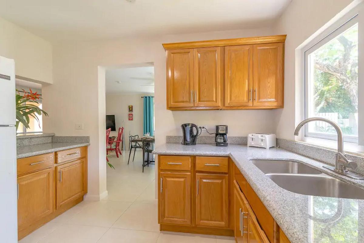 New 3-bed on Hip Strip, Beach access, Sleeps 8 - Housity