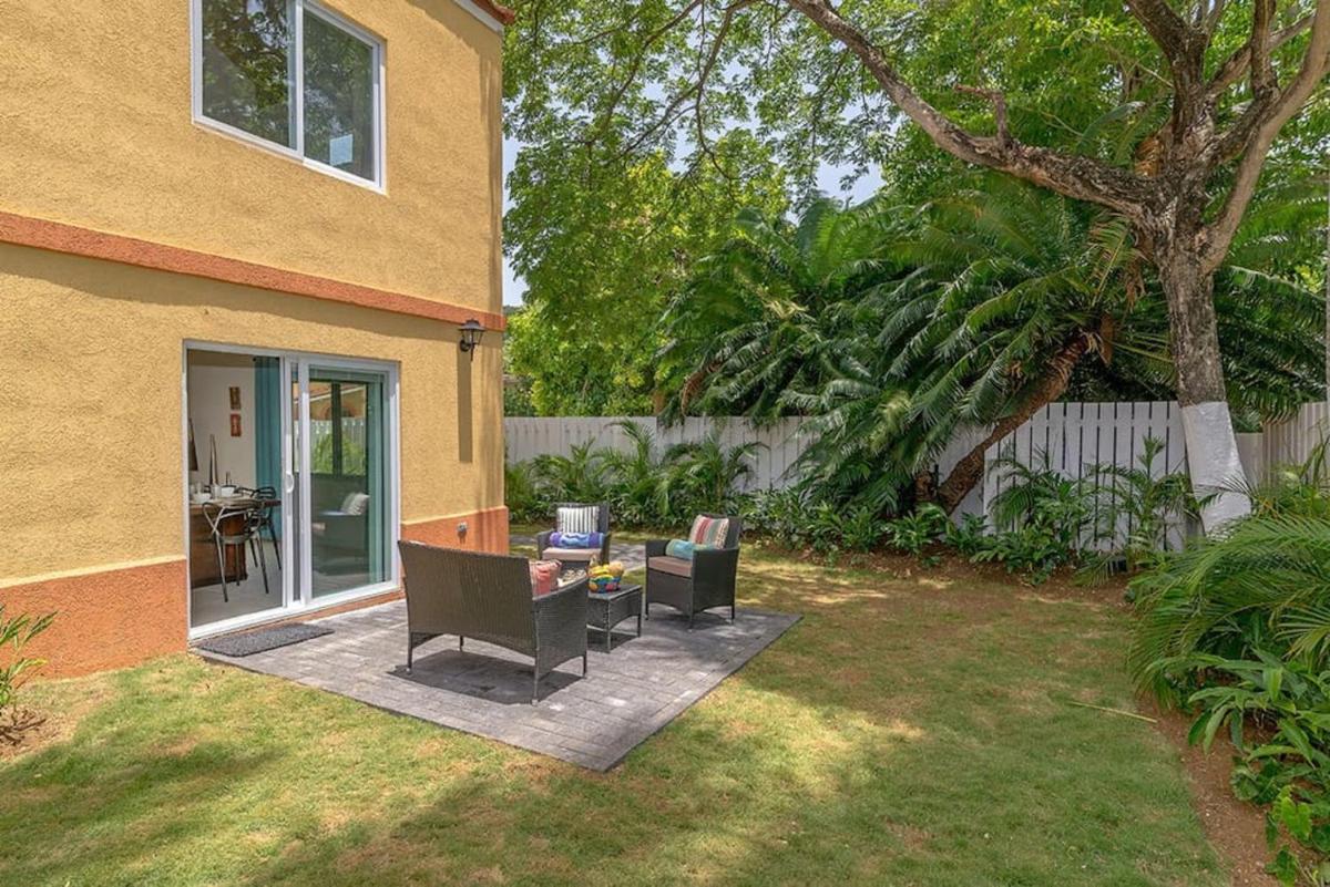 New 3-bed on Hip Strip, Beach access, Sleeps 8 - Housity