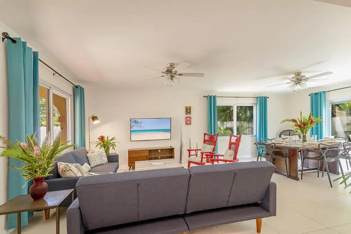 New 3-bed on Hip Strip, Beach access, Sleeps 8 - Housity