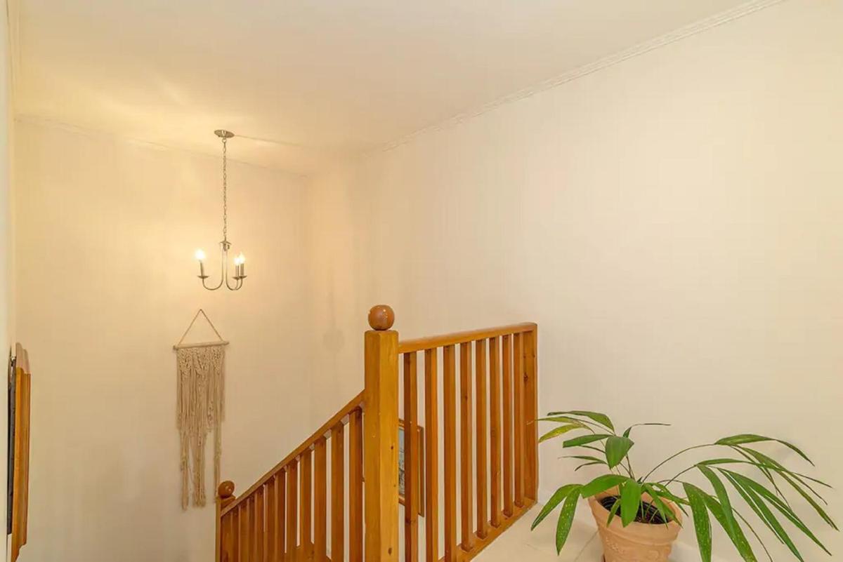 New 3-bed on Hip Strip, Beach access, Sleeps 8 - Housity