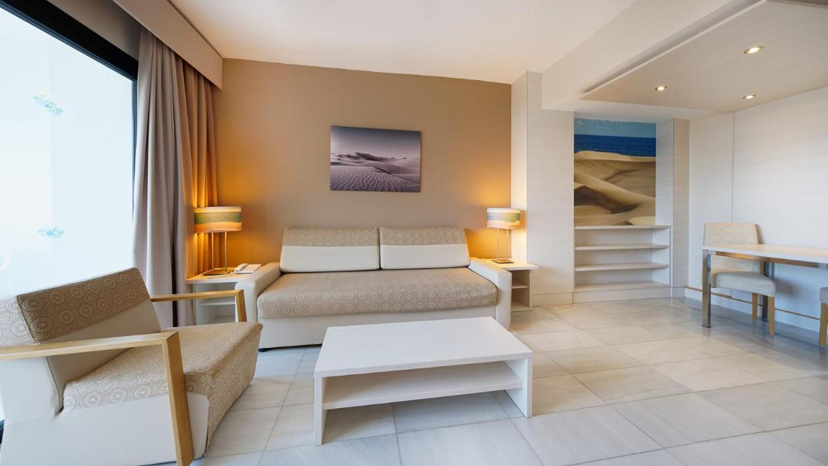 una sala de estar con un sofá y una mesa en Bull Eugenia Victoria & SPA, en Playa del Inglés
