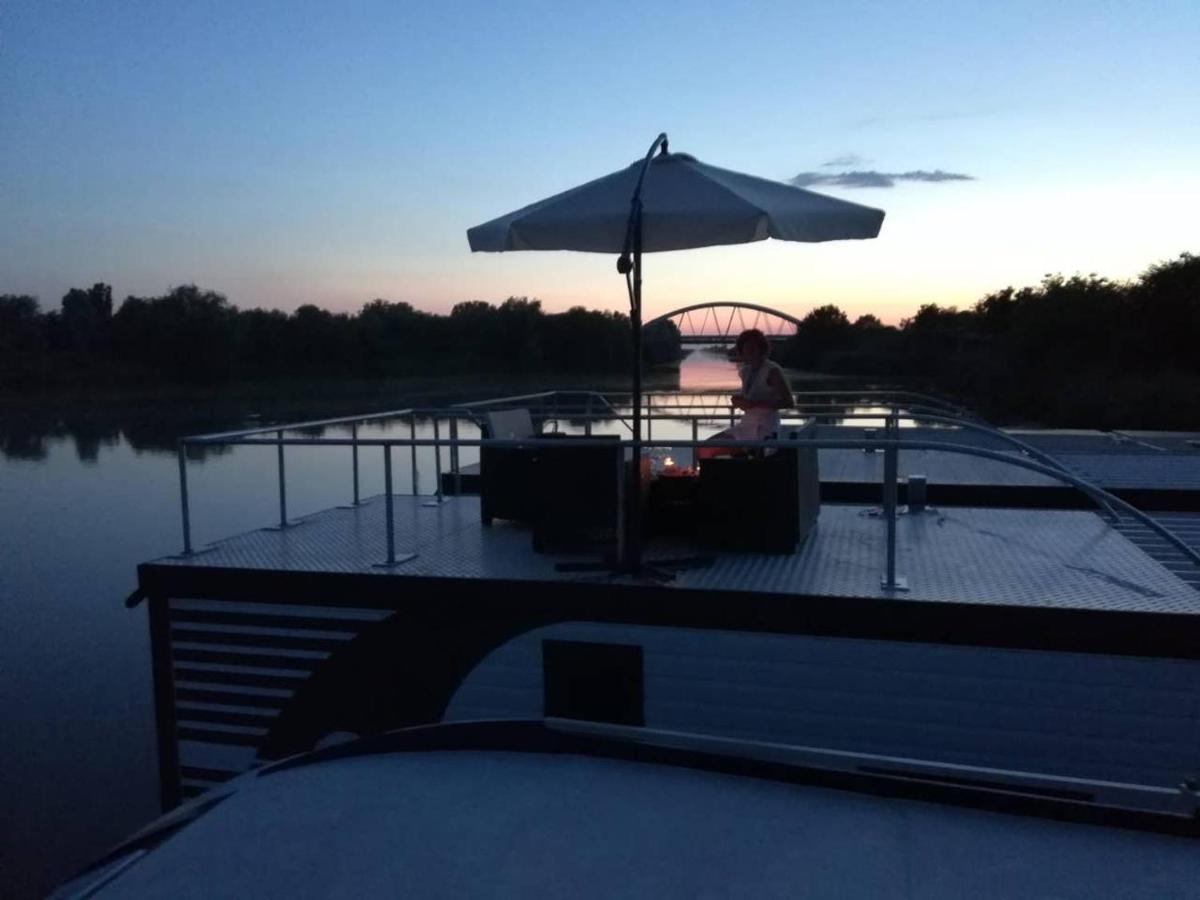 TINTERO HOUSE BOAT - Housity