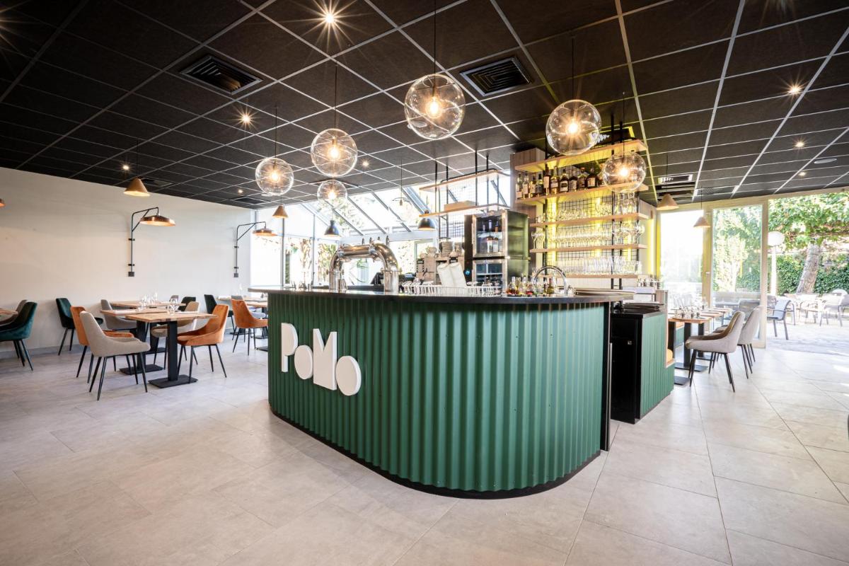 Restaurant ou autre lieu de restauration dans l'établissement PoMo Hôtel & Restaurant