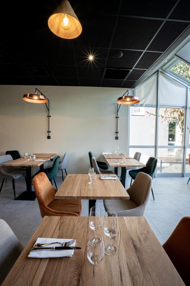 Restaurant ou autre lieu de restauration dans l'établissement PoMo Hôtel & Restaurant