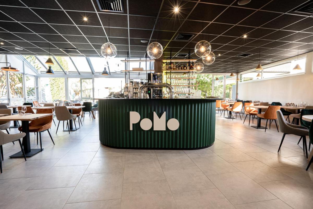 Restaurant ou autre lieu de restauration dans l'établissement PoMo Hôtel & Restaurant