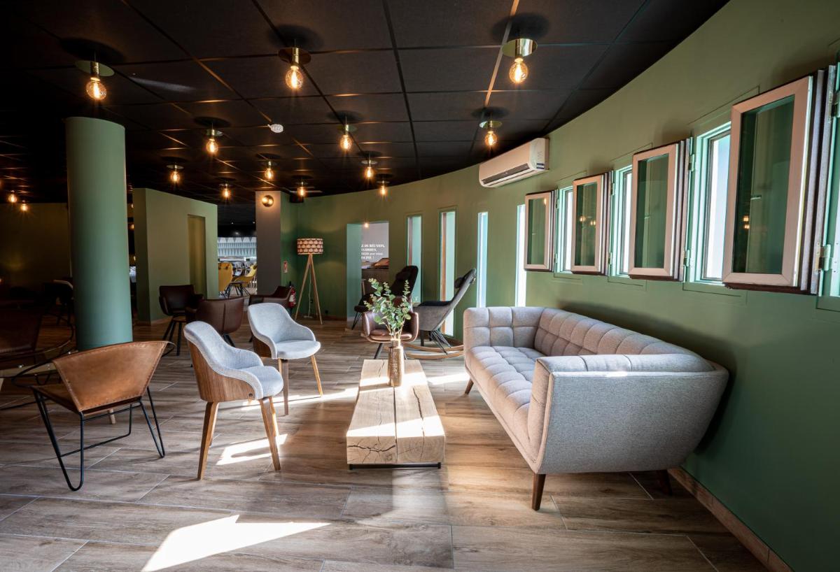 Coin salon dans l'établissement PoMo Hôtel & Restaurant