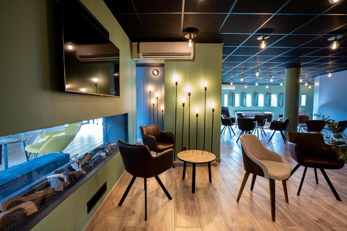 Coin salon dans l'établissement PoMo Hôtel & Restaurant