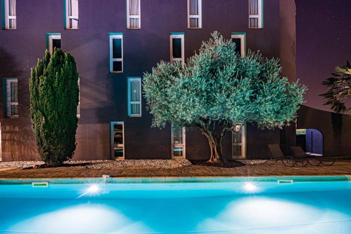 Piscine de l'établissement PoMo Hôtel & Restaurant ou située à proximité