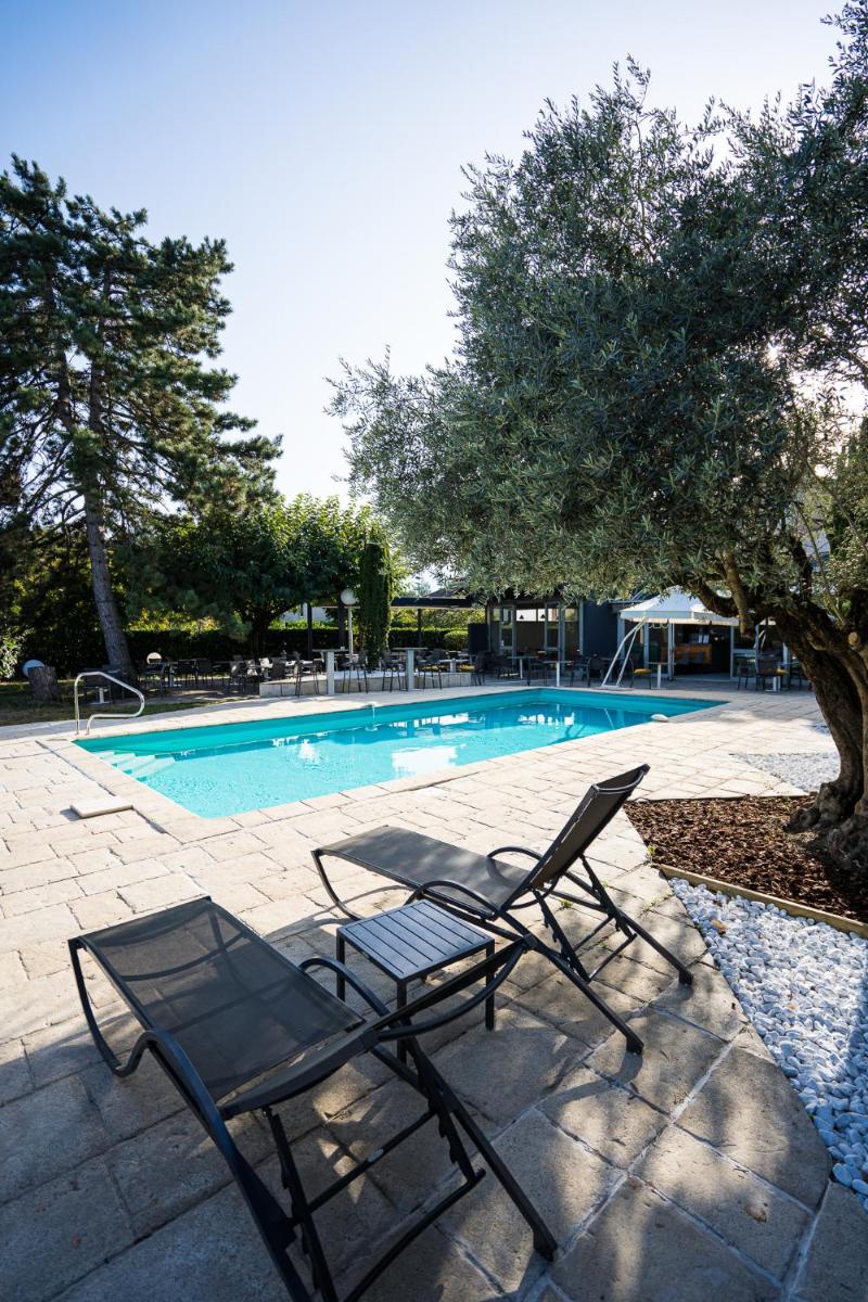 Piscine de l'établissement PoMo Hôtel & Restaurant ou située à proximité