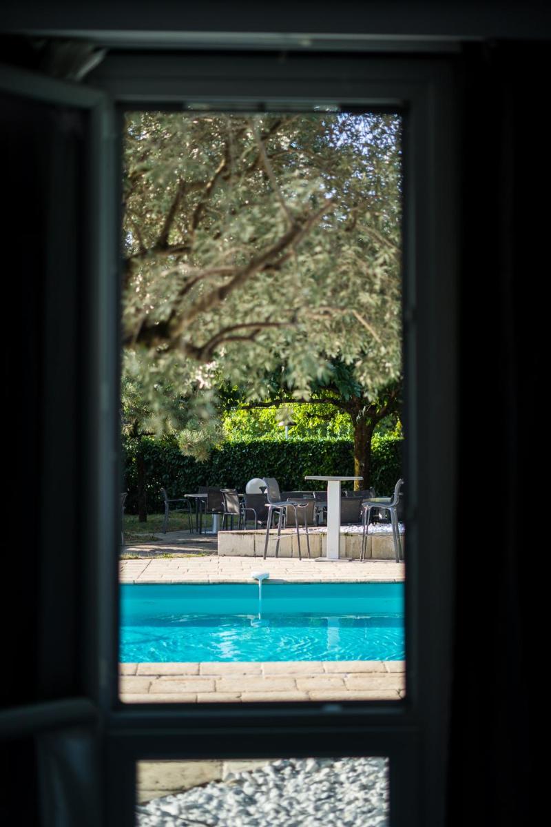 Piscine de l'établissement PoMo Hôtel & Restaurant ou située à proximité