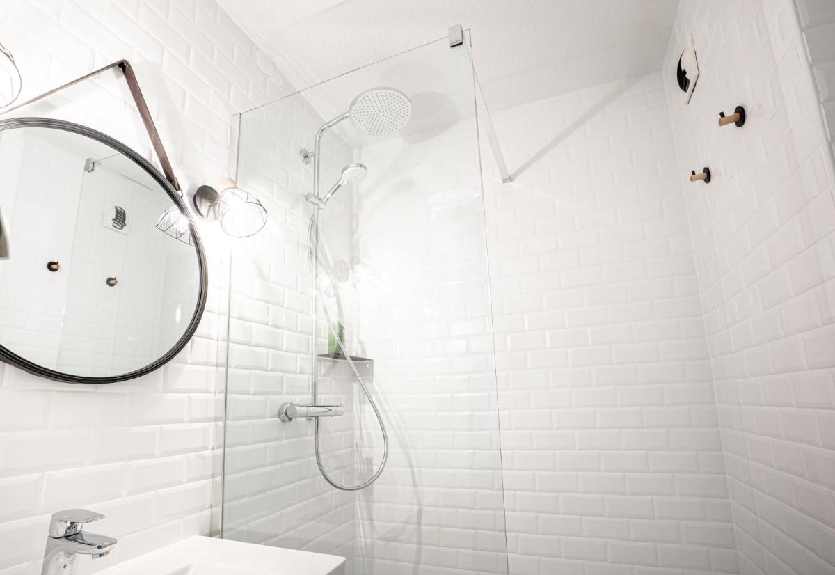 Salle de bains dans l'établissement PoMo Hôtel & Restaurant