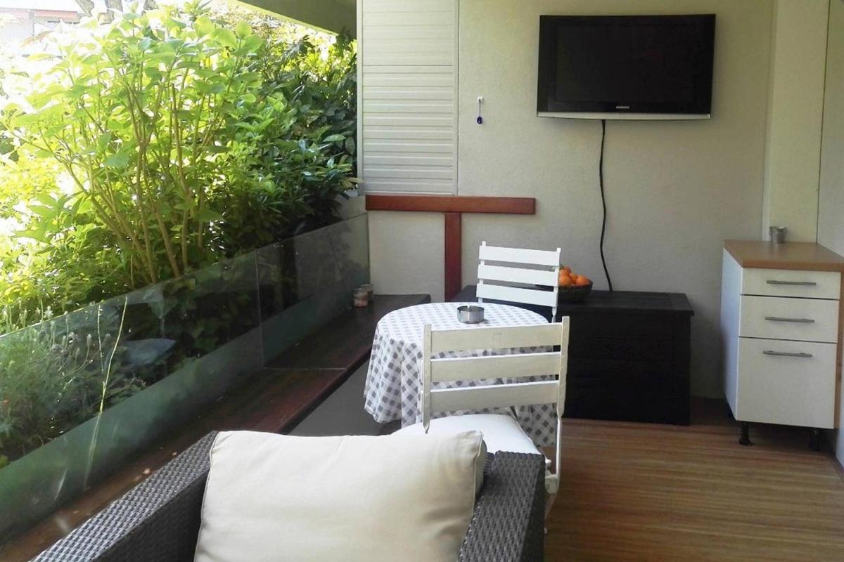 Lux Studio garden and swimming pool - Housity