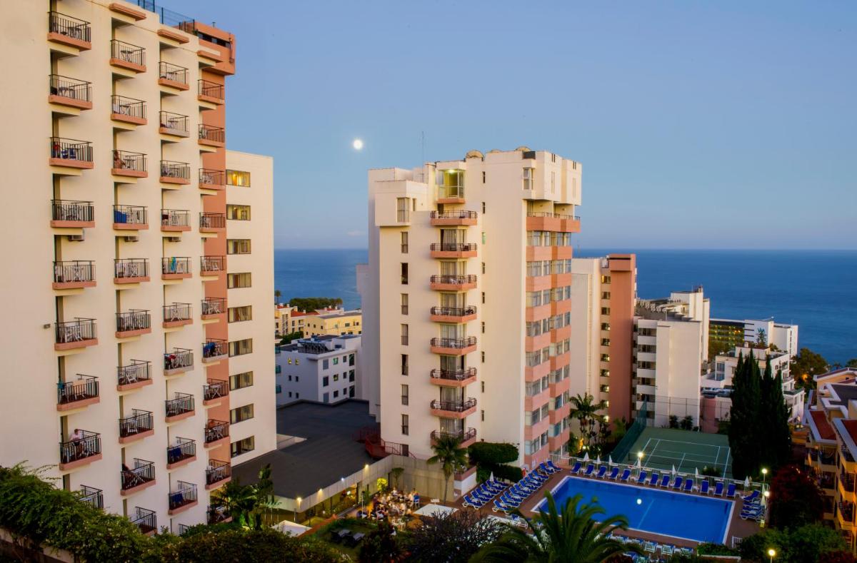 uma vista para dois edifícios altos e um campo de ténis em Dorisol Mimosa Studio Hotel no Funchal