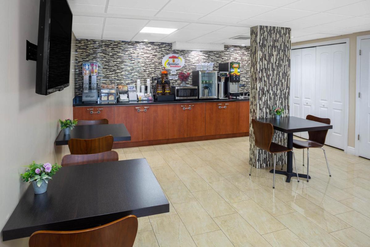 Super 8 by Wyndham Bradenton Sarasota Area - Housity