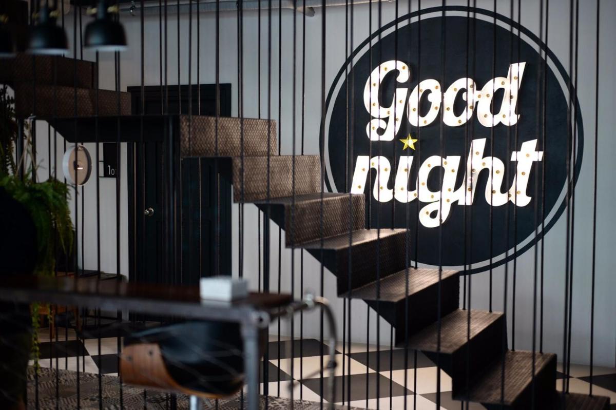 Goodnight Poshtel + Free Netflix - Housity