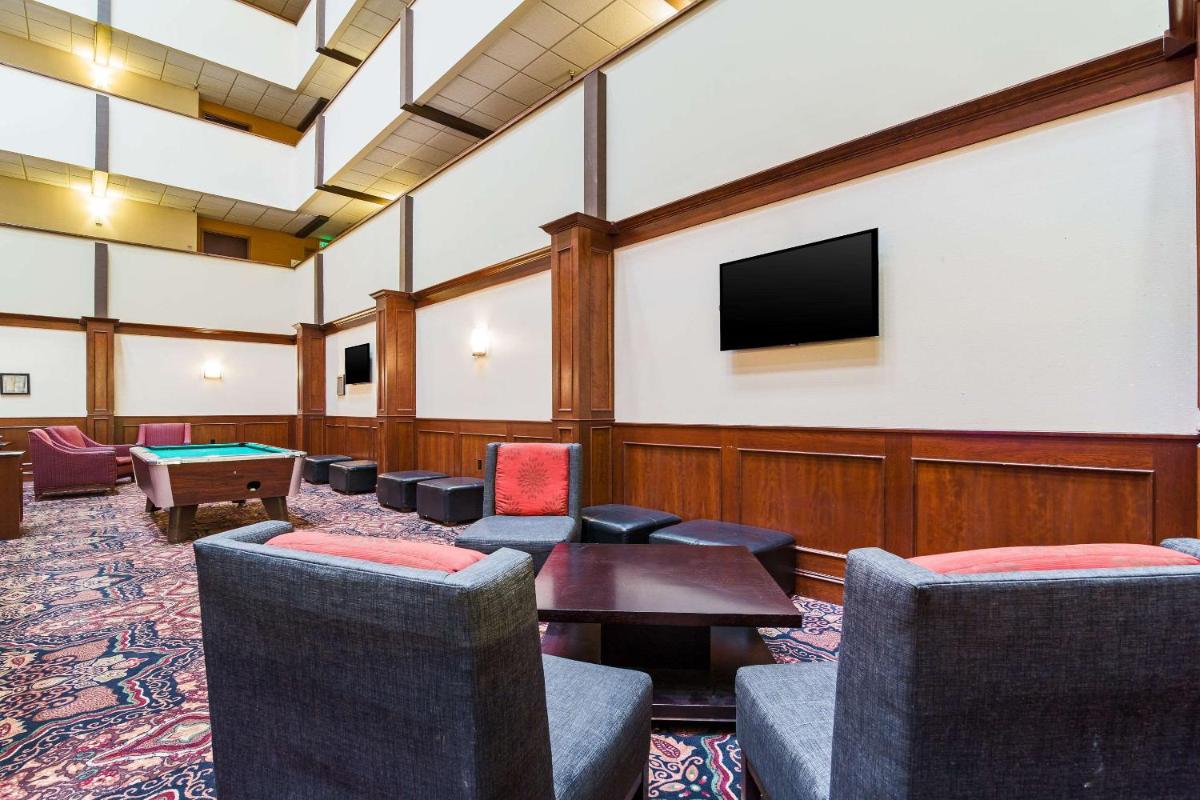 Clarion Hotel Convention Center - Housity