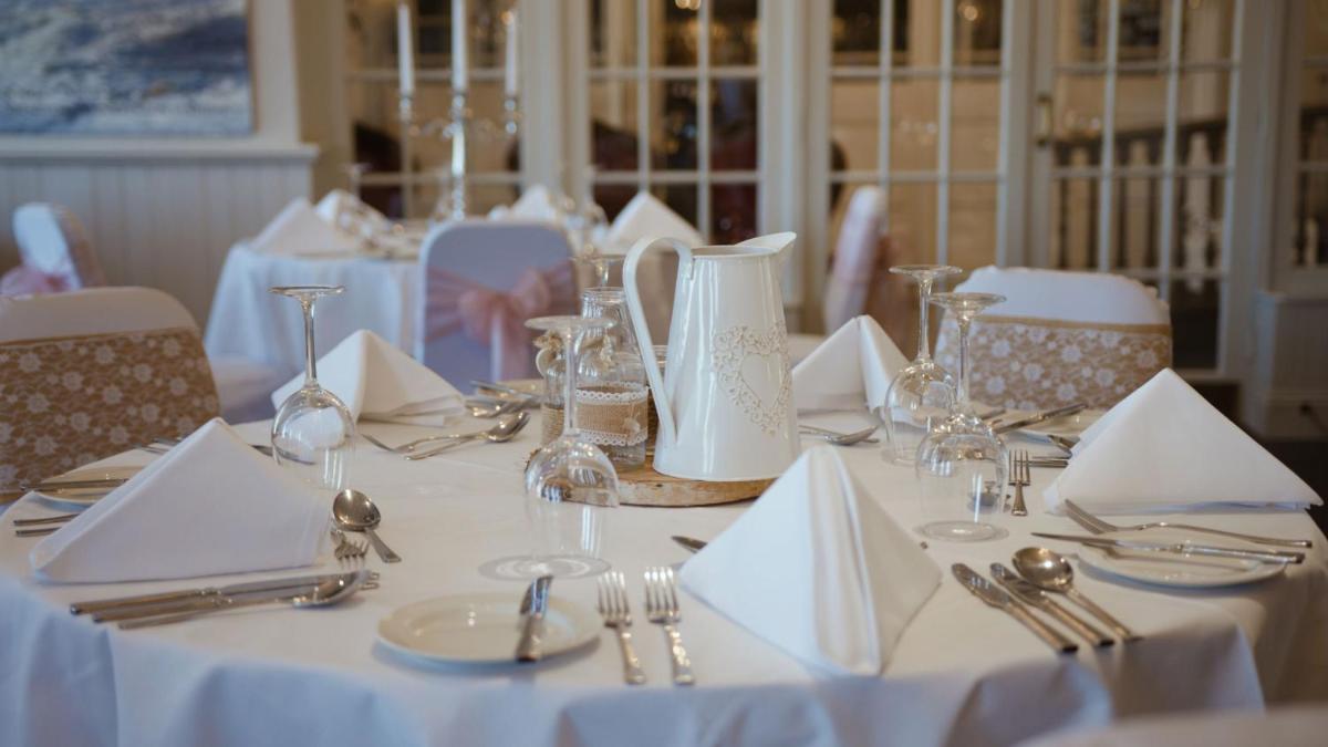 The Falcon Hotel - Housity