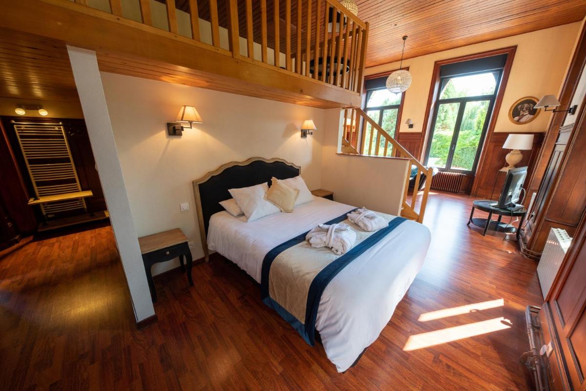Un ou plusieurs lits dans un hébergement de l'établissement Le Moulin Du Landion Hôtel et Spa