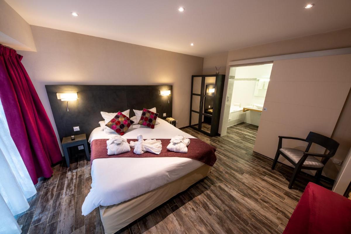 Un ou plusieurs lits dans un hébergement de l'établissement Le Moulin Du Landion Hôtel et Spa