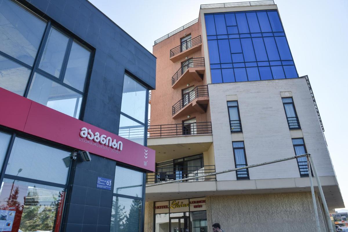 Hotel Shine Palace - Housity