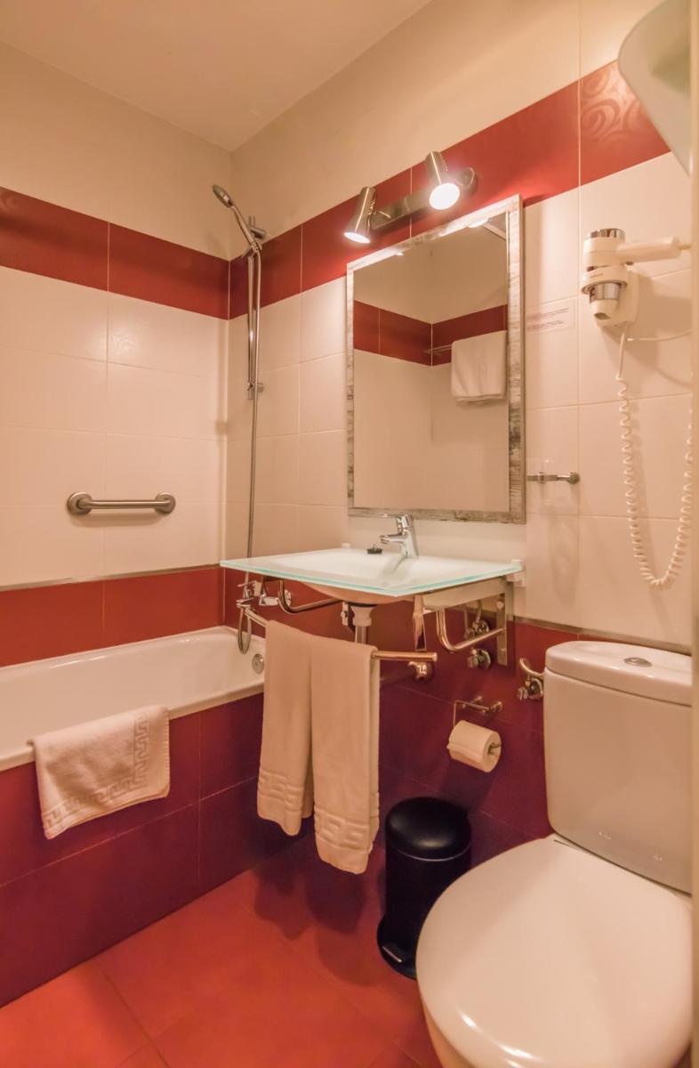 Hostal Santillan - Housity