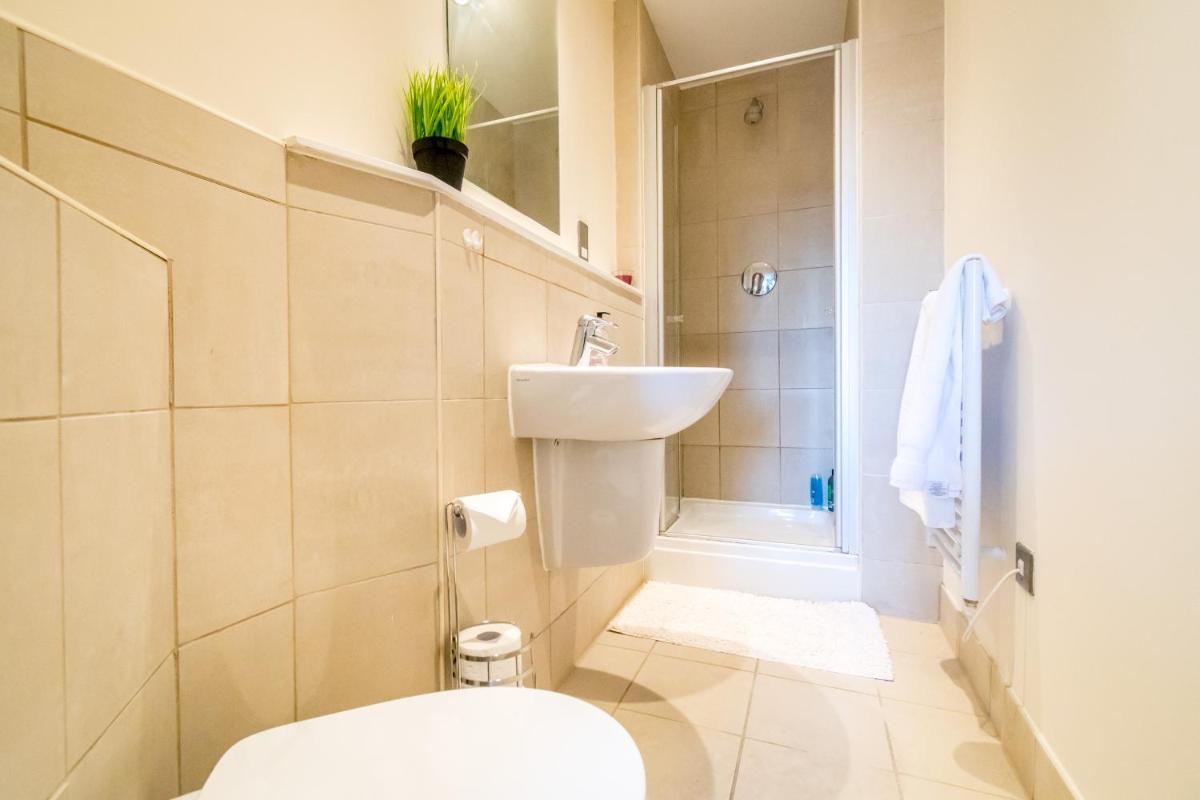 Spacious City 2 Bed, 2 Bath, FREE PARKING & WiFi - Housity
