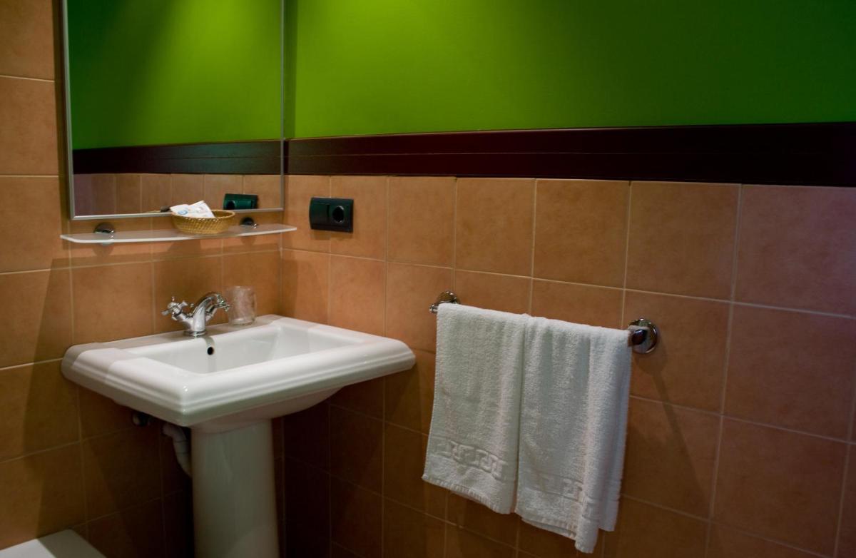Hotel Torrepalacio - Housity