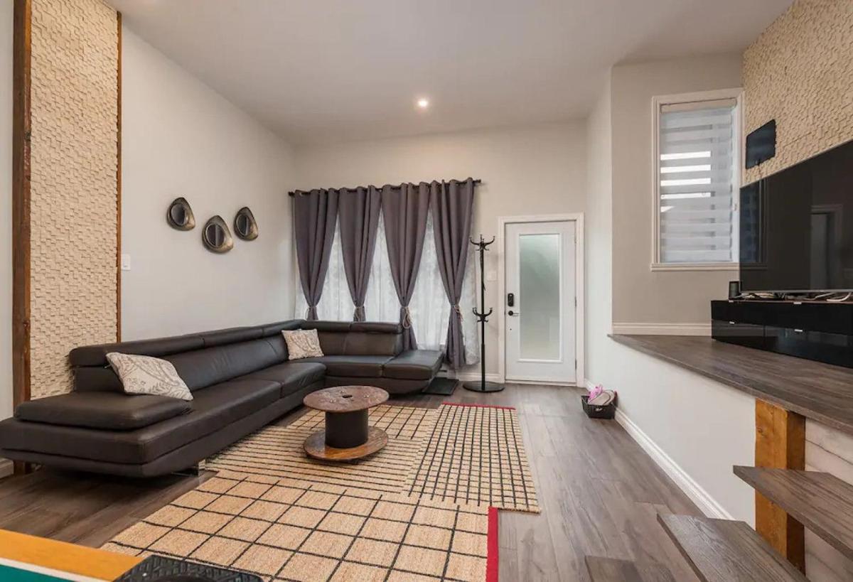 Spacious Townhouse with Rooftop Deck - Housity