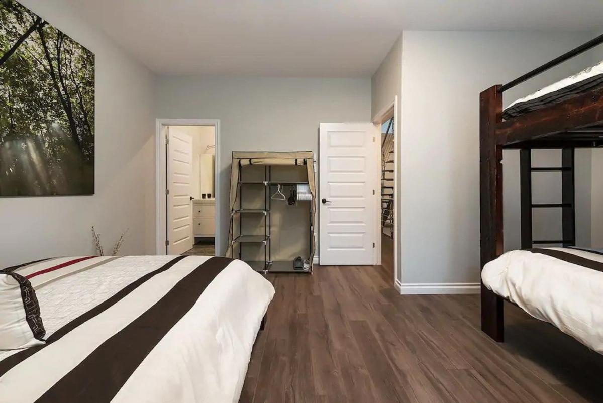 Spacious Townhouse with Rooftop Deck - Housity