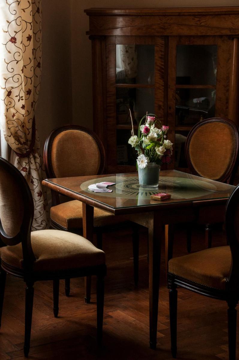 Coin salon dans l'établissement Logis Hôtel Restaurant Château Bellevue