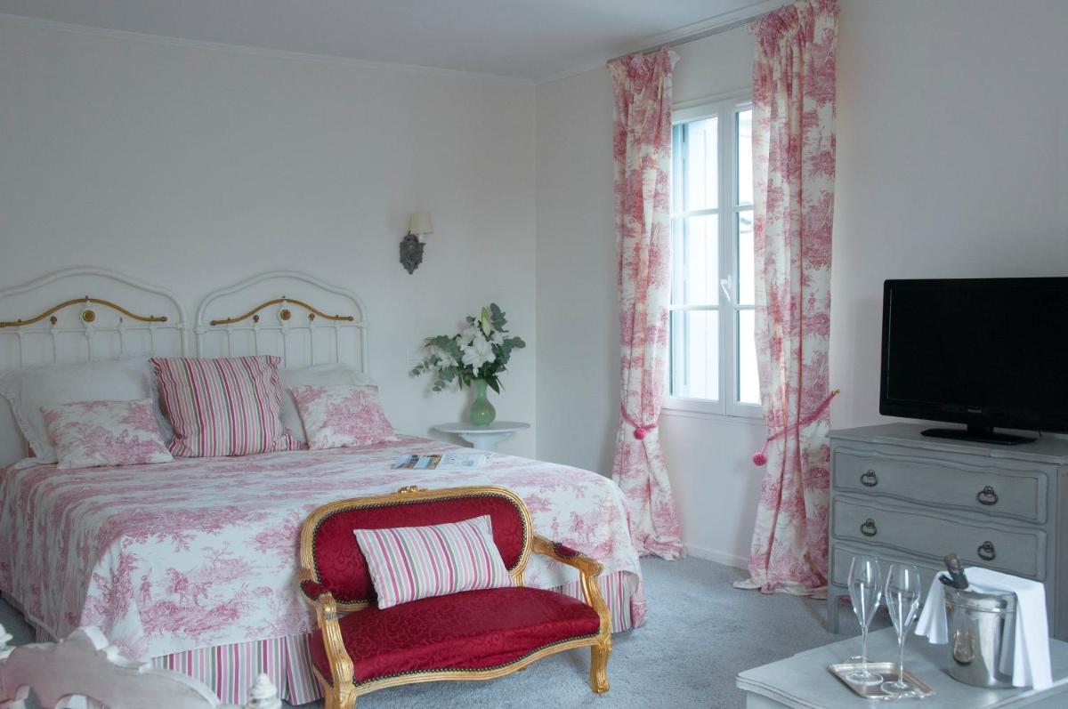 Télévision ou salle de divertissement dans l'établissement Logis Hôtel Restaurant Château Bellevue