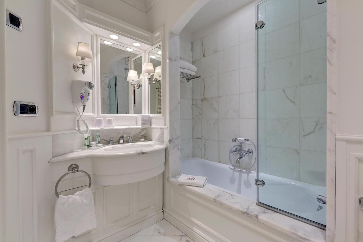 Salle de bains dans l'établissement Grand Hôtel des Alpes