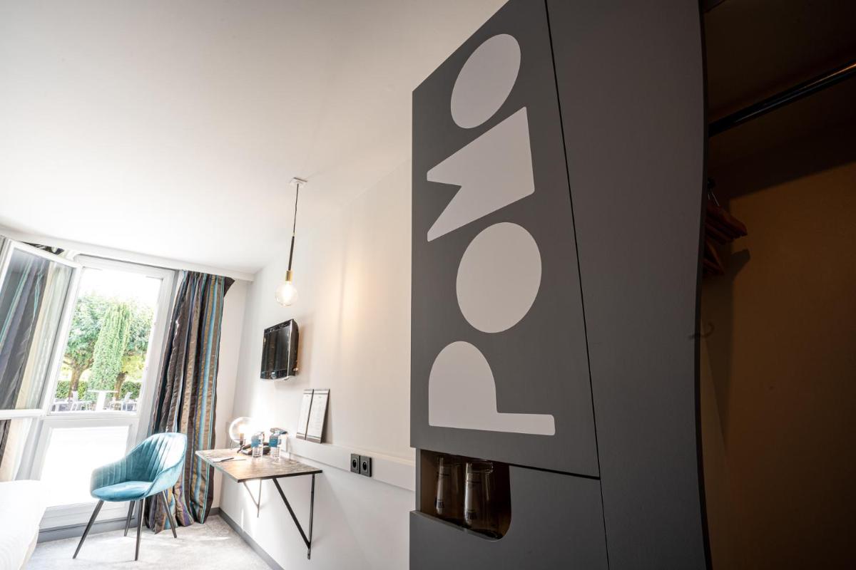 Télévision ou salle de divertissement dans l'établissement PoMo Hôtel & Restaurant