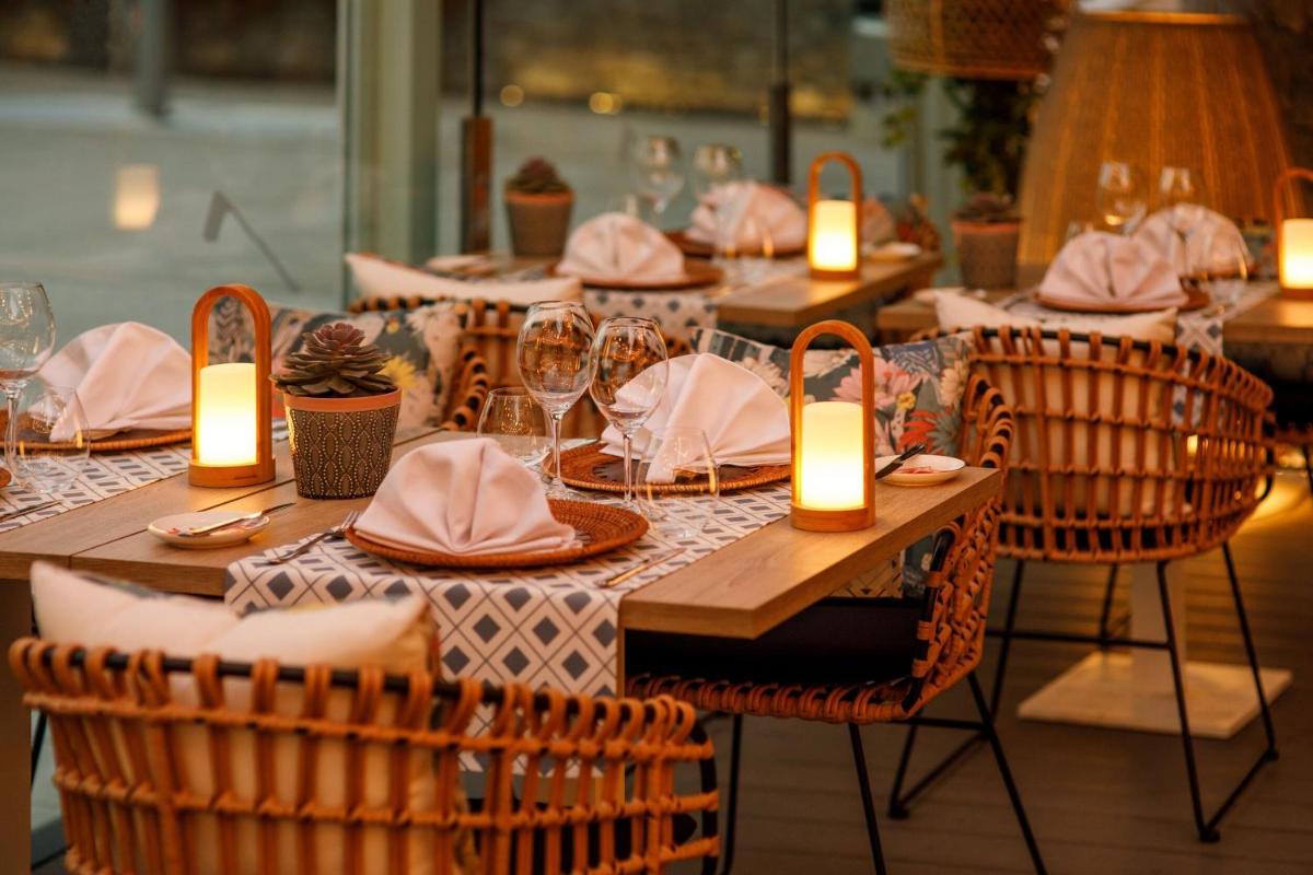 Un restaurante o sitio para comer en Santa Monica Suites Hotel