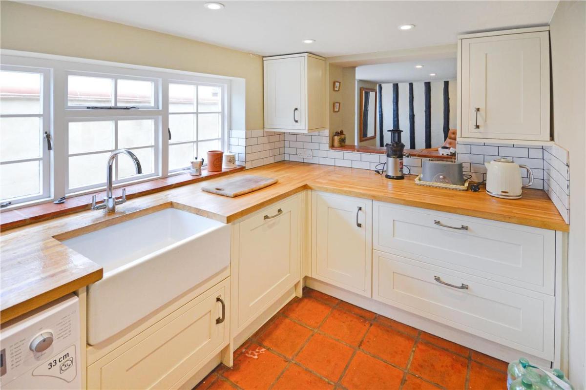 Best located and beautifully renovated cottage - Housity