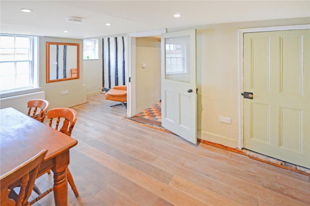 Best located and beautifully renovated cottage - Housity