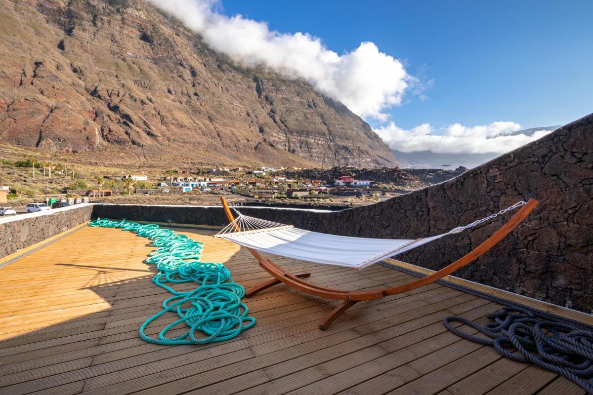 una hamaca en una terraza con vistas a la montaña en Hotel Puntagrande, en La Frontera