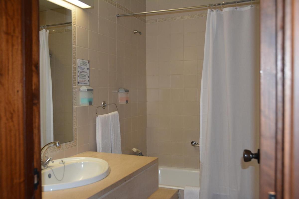 Uma casa de banho em Hotel Jardim Atlantico