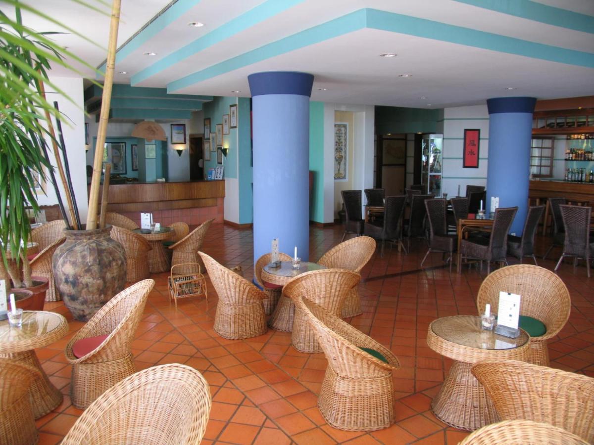 Uma área de estar em Hotel Jardim Atlantico