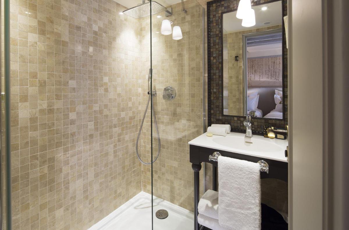 Salle de bains dans l'établissement Hôtel Da Vinci & Spa